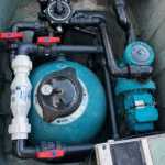 Equipo de filtración de piscina: filtro de arena, bomba y válvulas