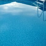 Piscina con lámina armada en buen estado, agua cristalina